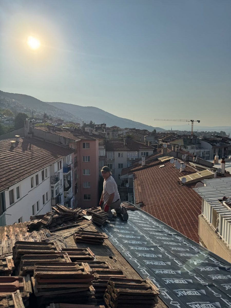Bursa manzarasına karşı çatı yenileme çalışması